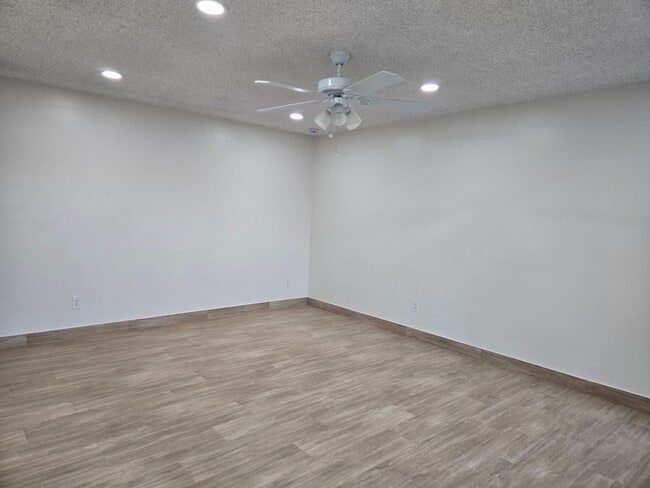 Building Photo - Completely Upgraded 2 bedroom Condo in Riverside