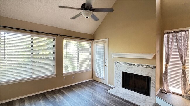 Building Photo - 2301 Basil Dr