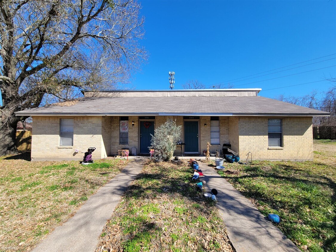 2 br, 1 bath Duplex 3343 Bluestem Cir Townhome Rentals in College
