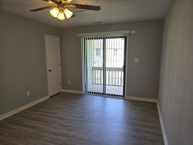 Foto del edificio - 2 Bedrooms/1 Bath Upstairs unit