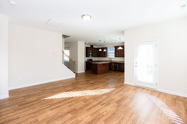 Foto del edificio - Spacious 5 Bedroom, 3 bath home in Greensboro with 2 car garage