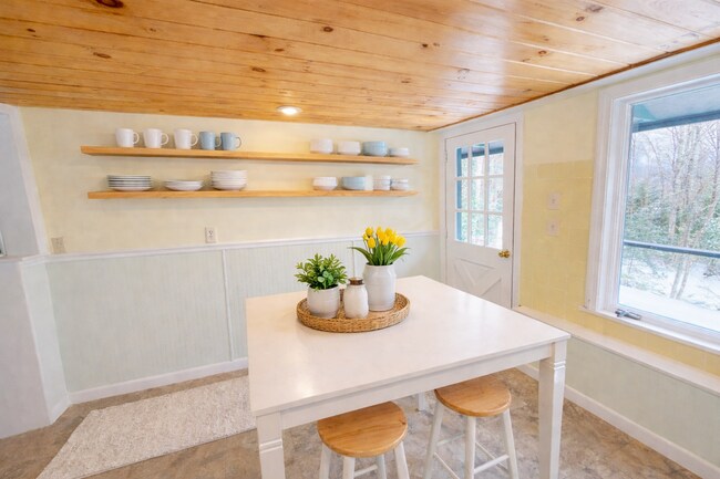 Entry into eat-in kitchen - 111 North Rd