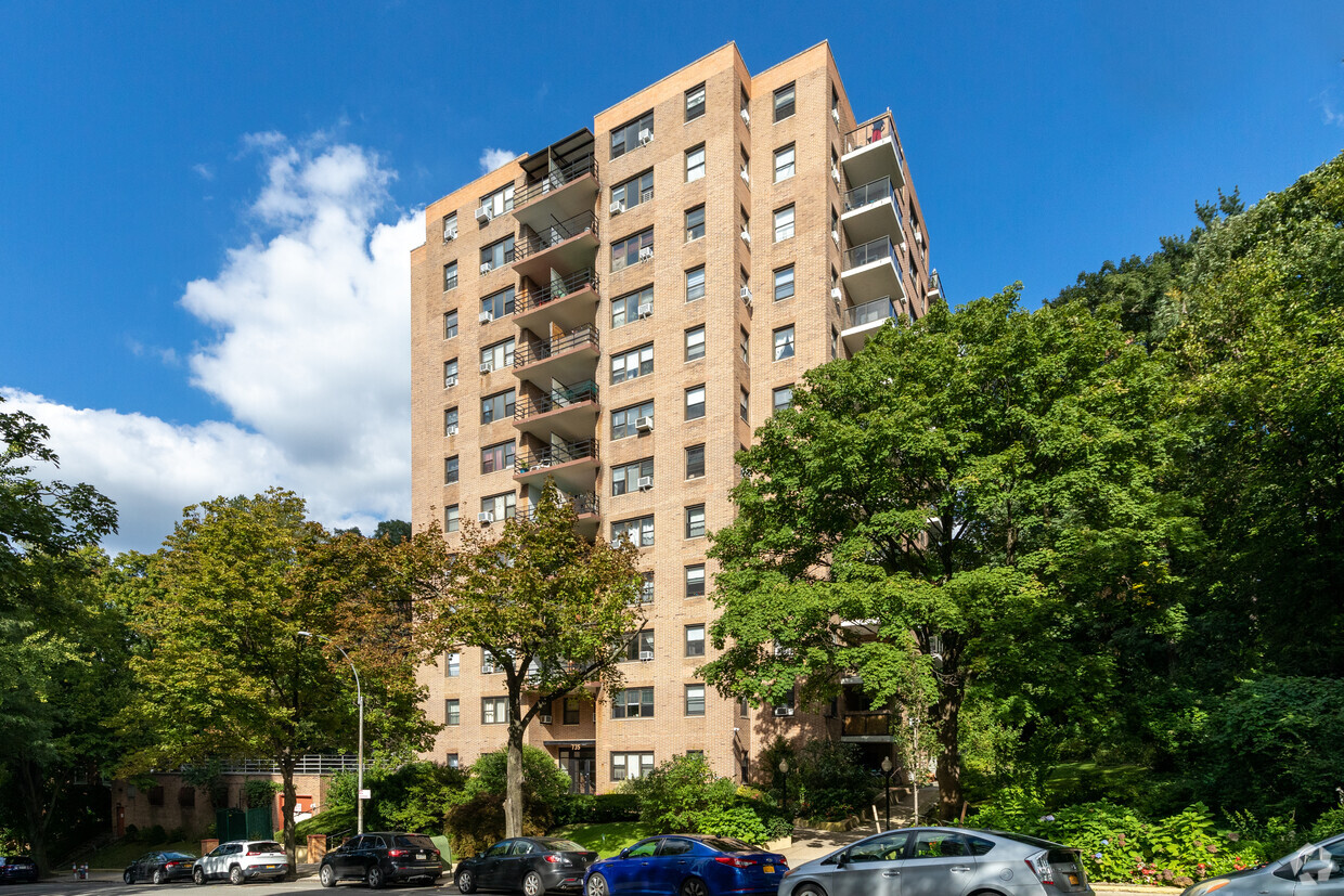 Primary Photo - 735 Kappock St