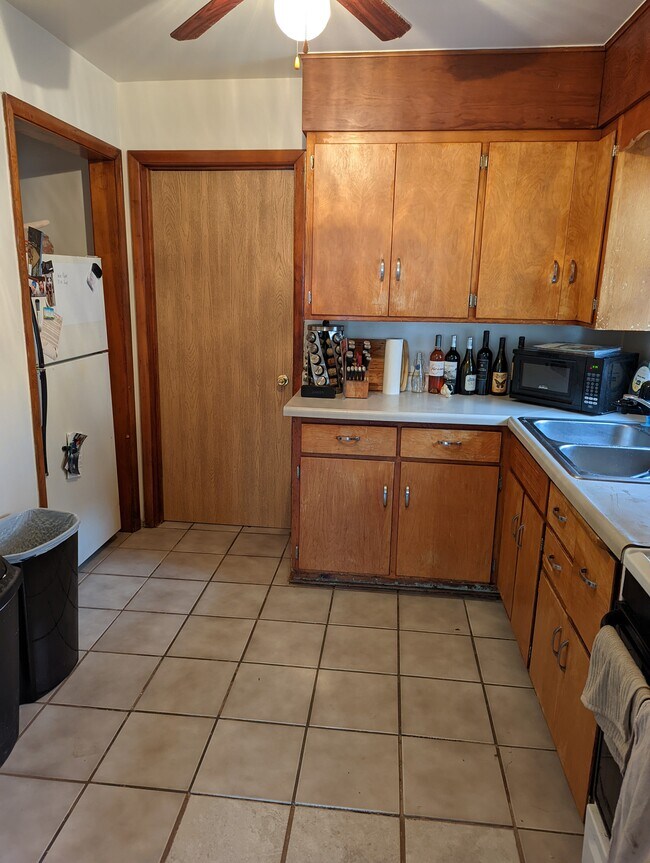Kitchen - 1938 Schlimgen Ave