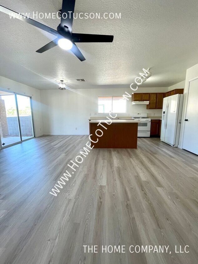 Primary Photo - 9403 E GRAPEVINE SPRING PL- Beautiful thre...