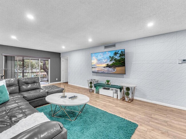 Foto del edificio - 6201 N Falls Cir Dr