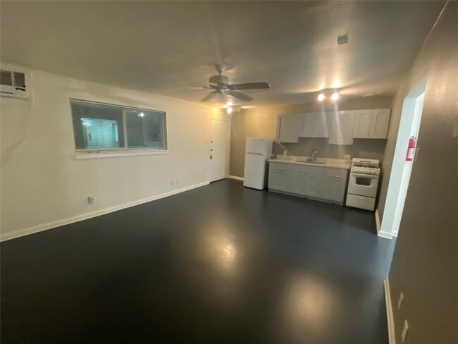 Building Photo - 219 W Alabama St