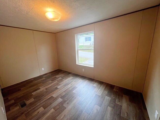 Foto del edificio - 1000 Maple Hls Pk