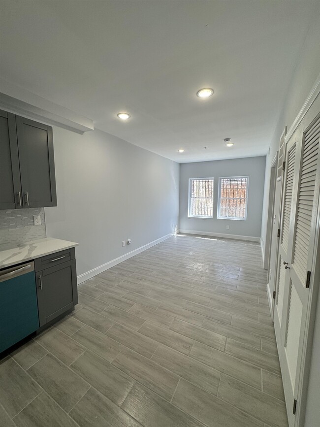 Building Photo - 832 S 19th St