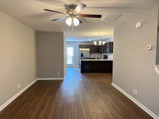 Foto del edificio - Luxury Living at its best! 2 Bed 2 1/2 Bath Townhome near Downtown!