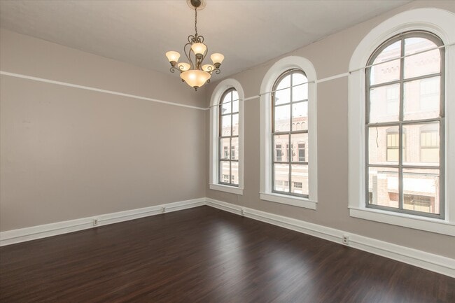 10' ceilings and Lam. Floors - 77 E Jefferson St