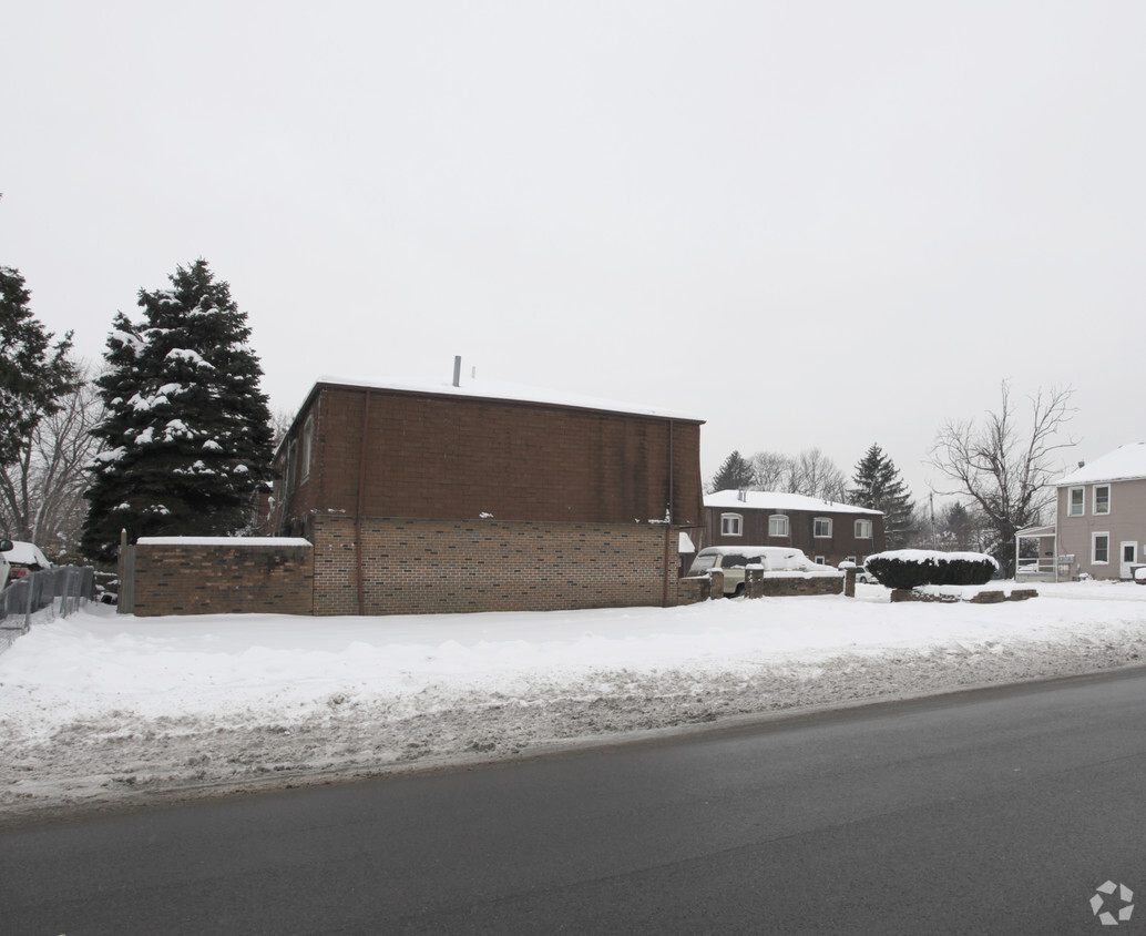 Foto del edificio - 1975-1999 Denune Ave