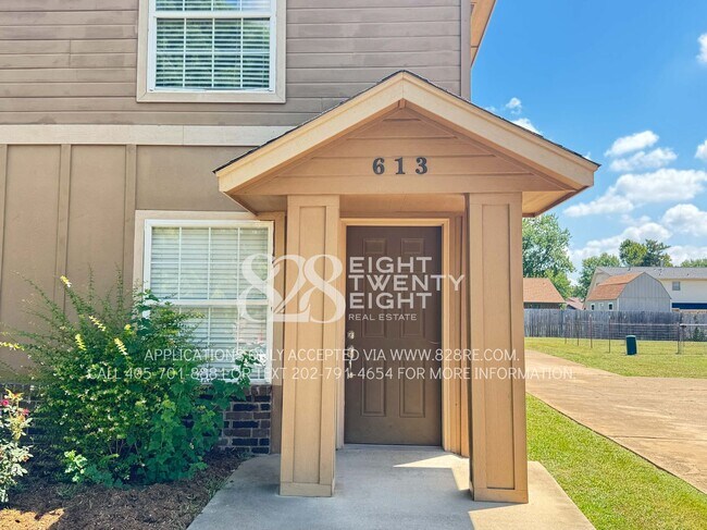 Building Photo - AVAILABLE NOW! 2 Bed/1.5 Bath Duplex Townh...