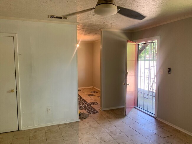 Building Photo - 1175 Eminence Row