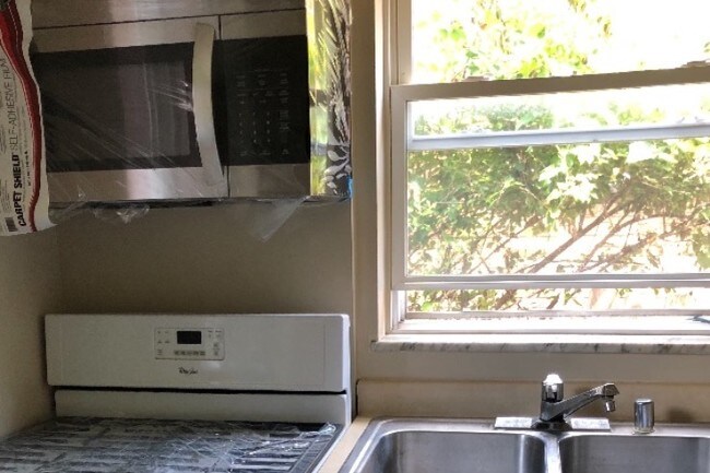 Kitchen photo 3 - 1064 Anderson Ferry Rd