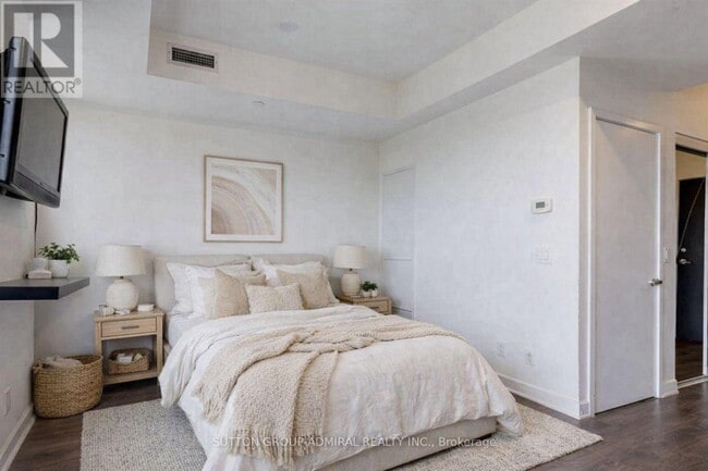 Building Photo - 170 Sumach St