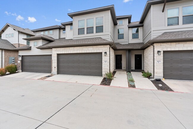 Building Photo - Spacious 3 Bedroom Townhome in Gated Community