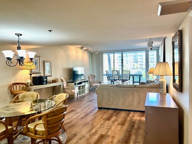 Foto del edificio - 2026 BEACH RENTAL- 2/2 Condo WITH PRIVATE ENTRY - BEACH PLACE - STEPS THE BEACH!!