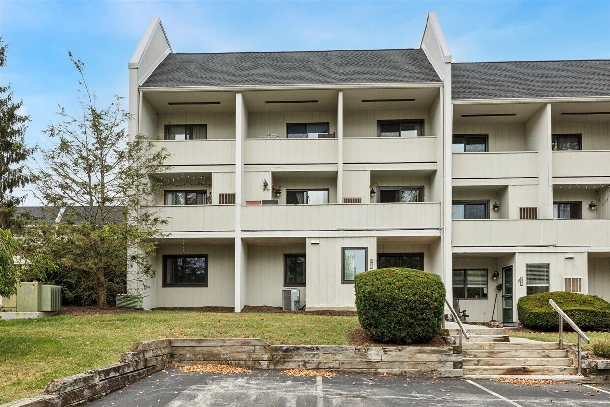 Primary Photo - Available Immediately – 2B/1B First-Floor ...