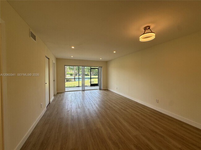 Foto del edificio - 400 Waterway Dr S