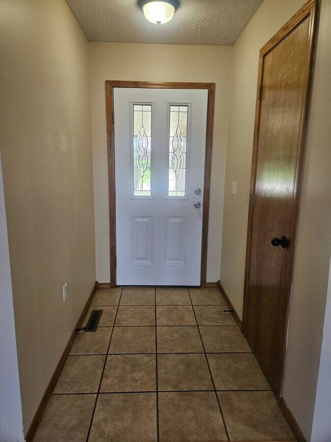 Foto del edificio - WOW! Look at this property ! You cant beat this price in NIXA-3200 SQ FT