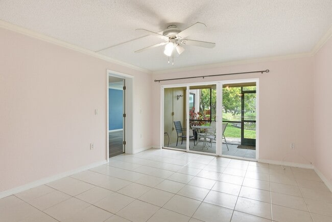 Foto del edificio - 2453 Egret Blvd