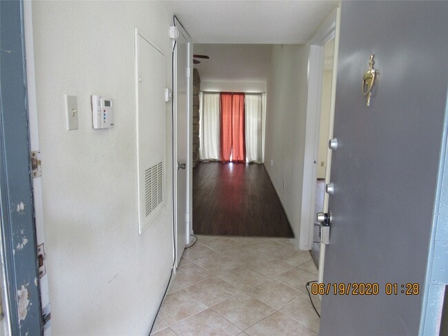 Building Photo - 17401 Red Oak Dr