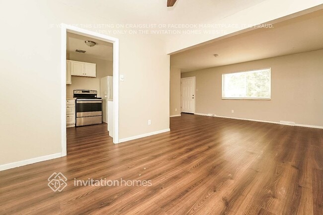 Building Photo - 402 S Robb Way