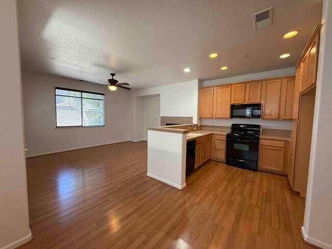 Foto del edificio - Great 3 Bedroom In Elk Grove