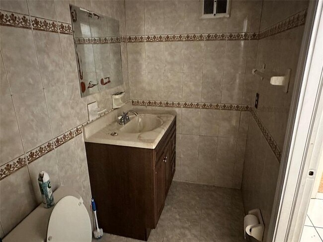Foto del edificio - 5900 NW 17th Pl