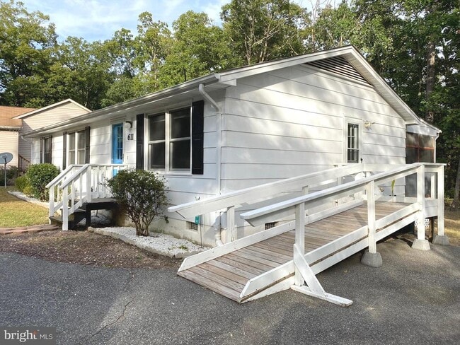 Building Photo - 611 Yorktown Blvd