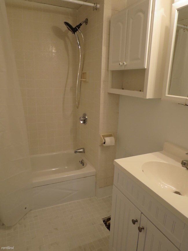 Building Photo - 3 br, 1 bath  - 2 Ibbetson St