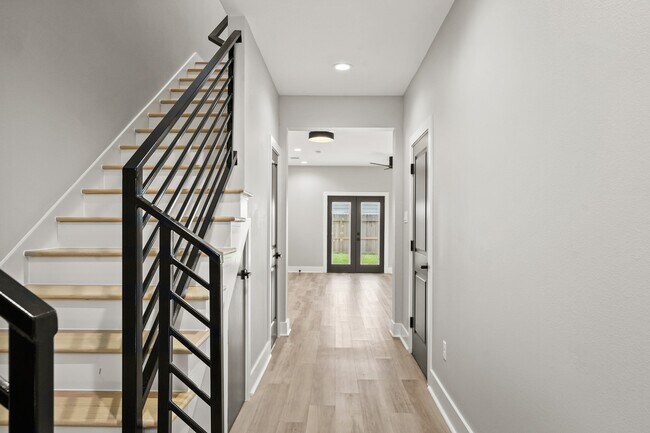 Building Photo - 2113 St Charles St