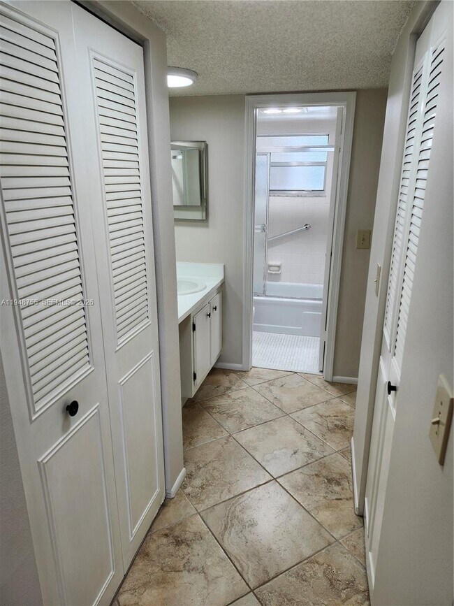 Foto del edificio - 9450 Poinciana Pl