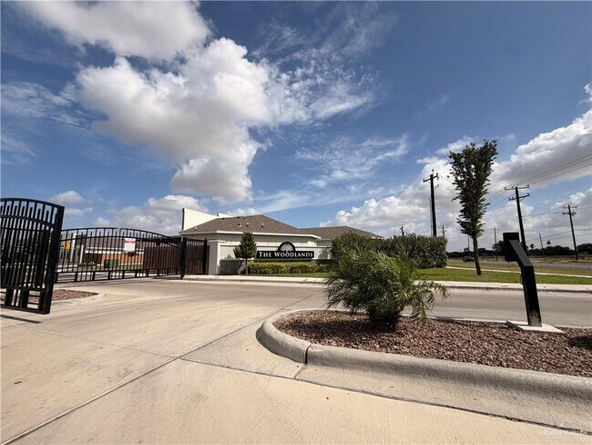 Building Photo - 10 West Dr