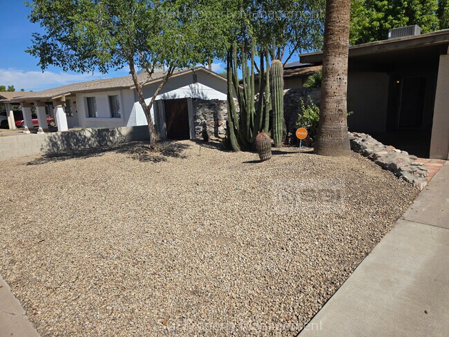 Building Photo - 1118 W Muriel Dr