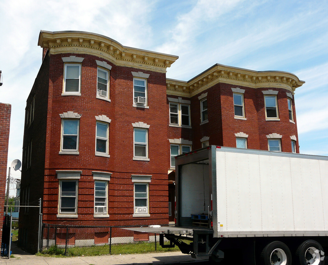 Foto del edificio - 146 Shirley Ave