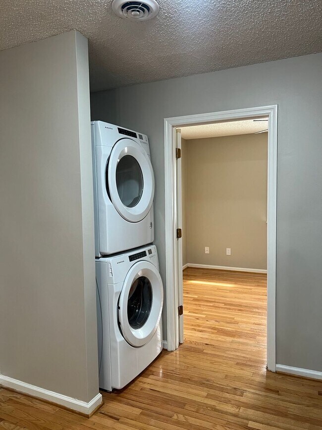 Building Photo - Move in Ready! Cozy & Modern 1-Bedroom Haven