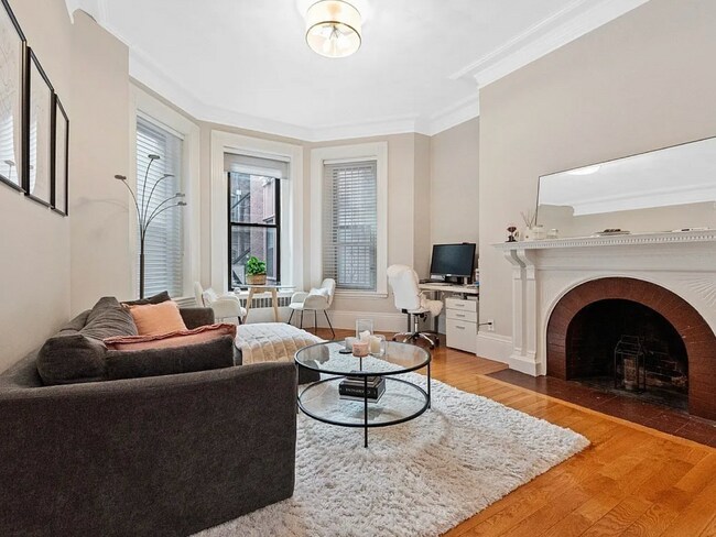 Building Photo - Elegant Back Bay 1-Bed in Historic Victori...