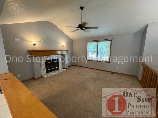 Foto del edificio - 3 bedroom, 2.5 bathroom home is desirable ...