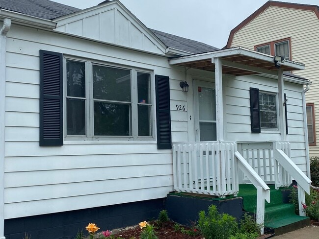 Building Photo - 2 Bedroom/1 Bathroom Home For Lease