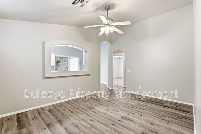 Building Photo - 310 E Payton St