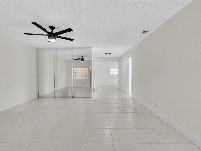 Foto del edificio - 6661 Meade St