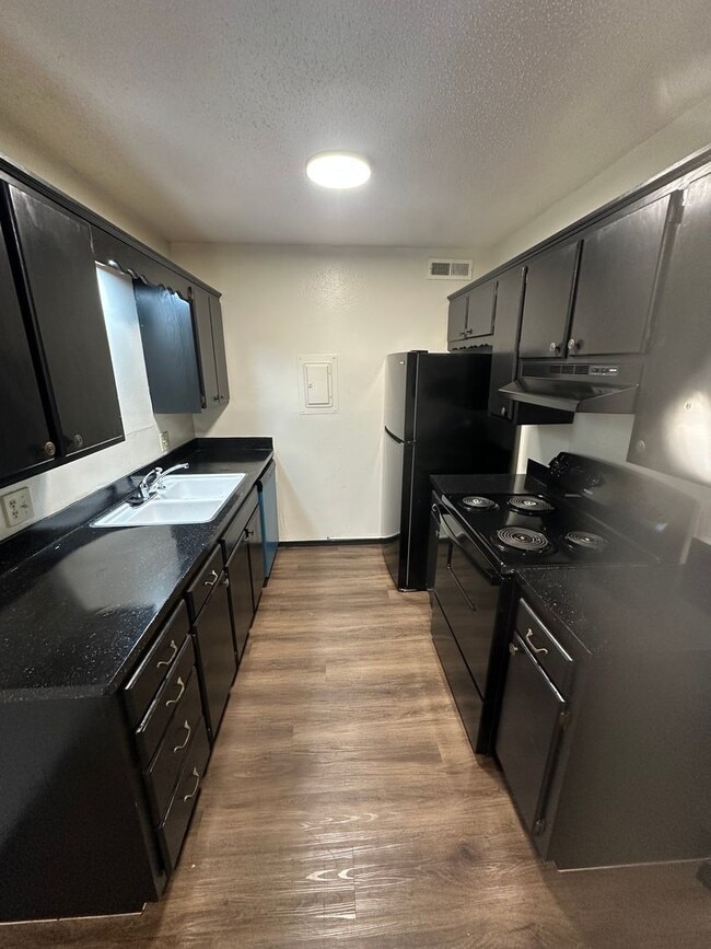 Building Photo - Cara Manor