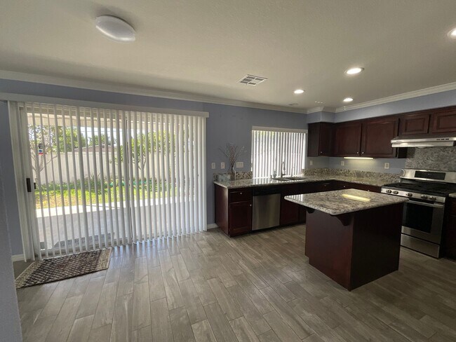 Foto del edificio - 4 Bedroom 2.5 Bath 2 Story Family Home,