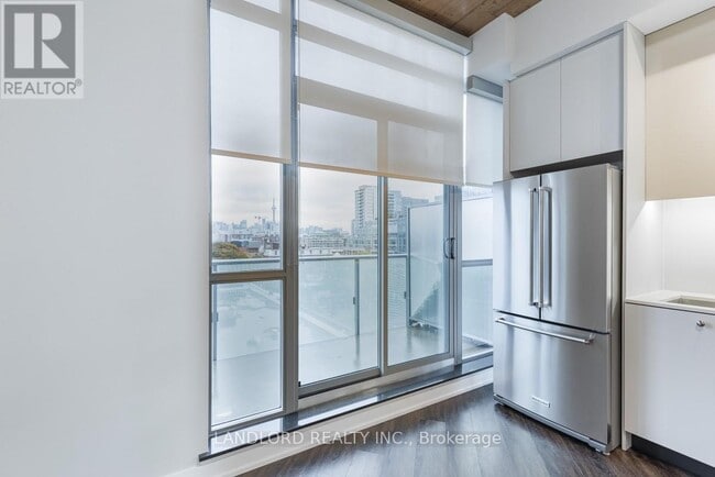 Photo du bâtiment - 8 Gladstone Ave