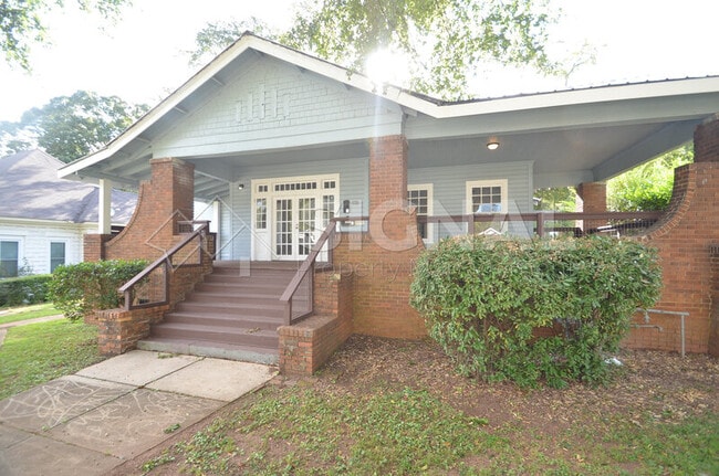 Building Photo - 2317 Clarendon Ave