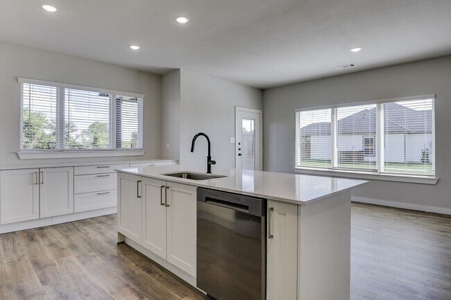 Foto del edificio - AVAILABLE NOW! LUXURIOUS TRIPLEX LOCATED ON 1-ACRE LOT IN MIDLOTHIAN, TX!