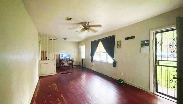 Photo - 855 Winn St House