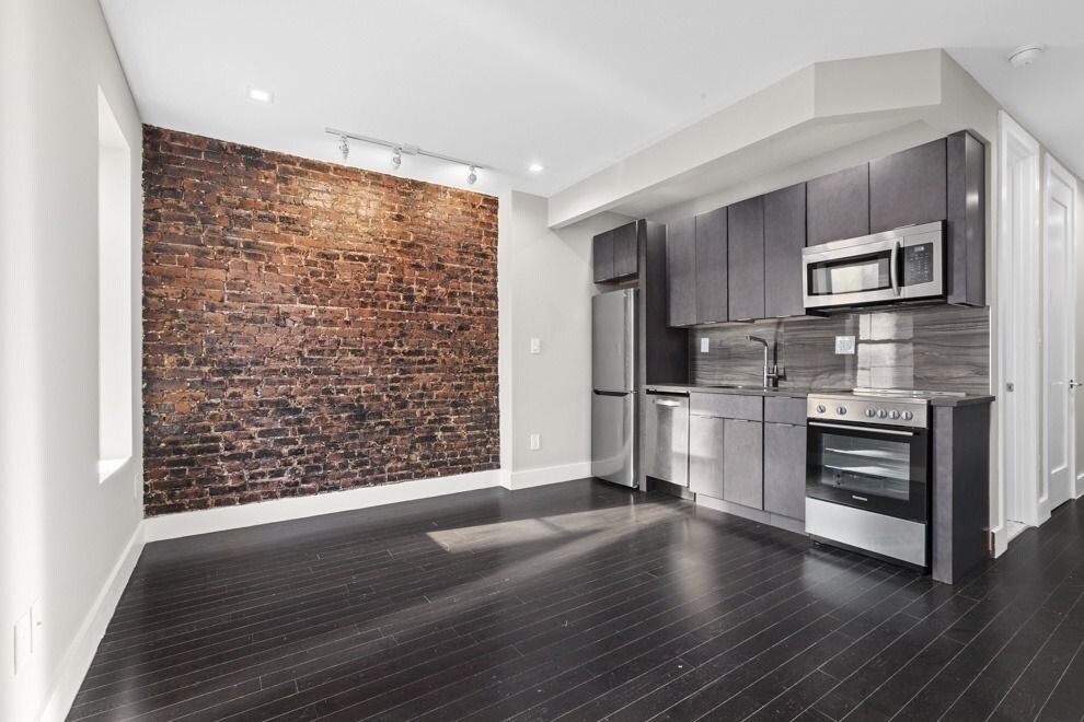 Foto principal - 310 E 106th St